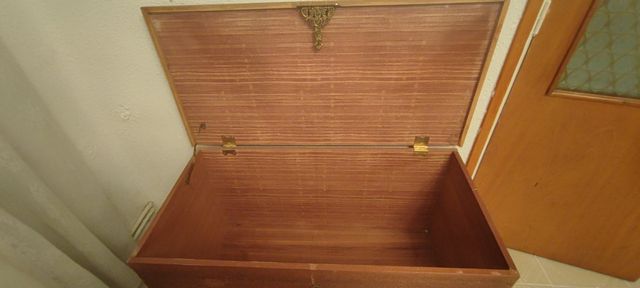 Baúl madera  grabado.