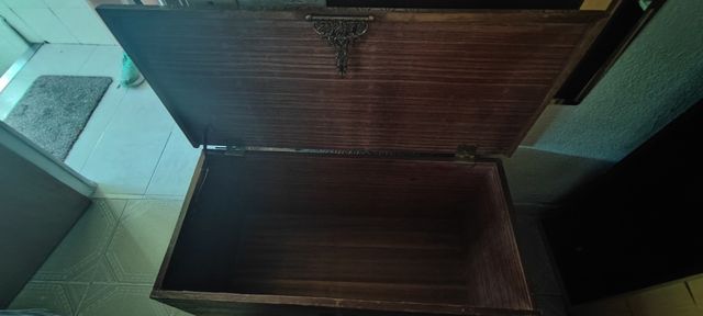 Baúl madera tallado
