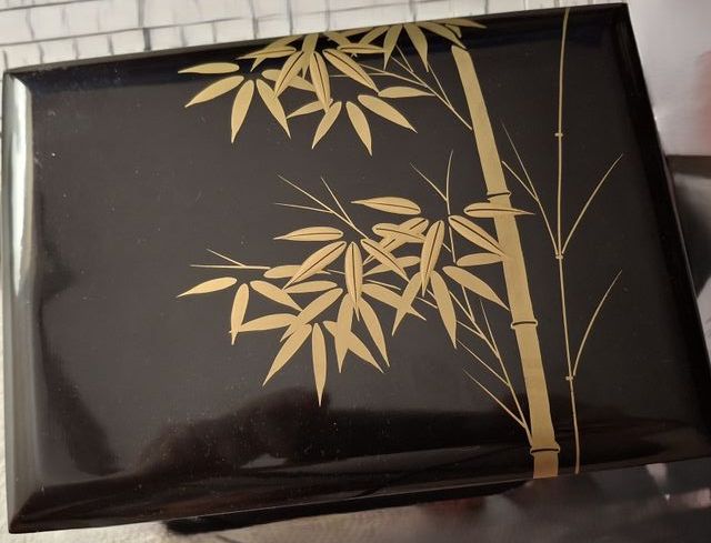 Caja música lacada negra  dibujo ramas bambú