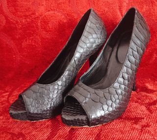 Zapatos tacón serpiente negros