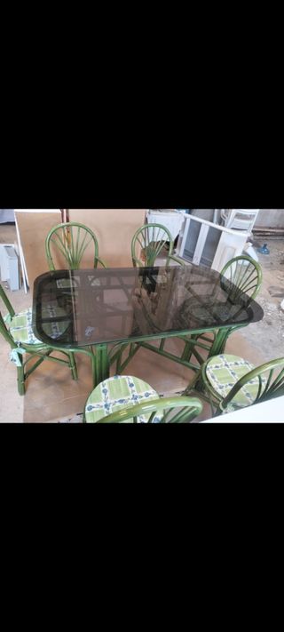 Mesa de jardín con sillas y sillones 