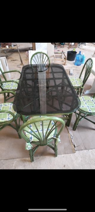 Mesa de jardín con sillas y sillones 