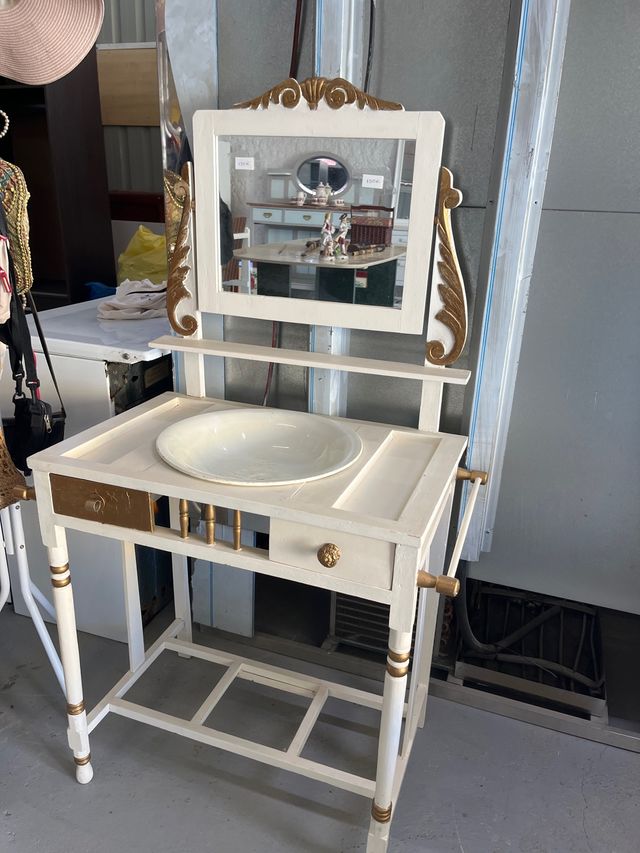 Lavabo antiguo con espejo