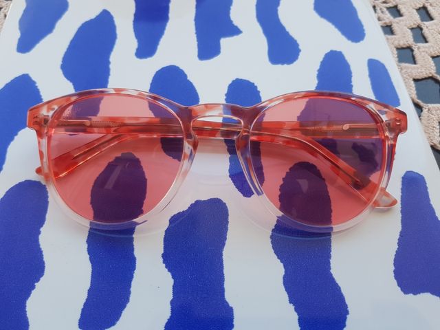 Occhiali da sole rossi trasparenti