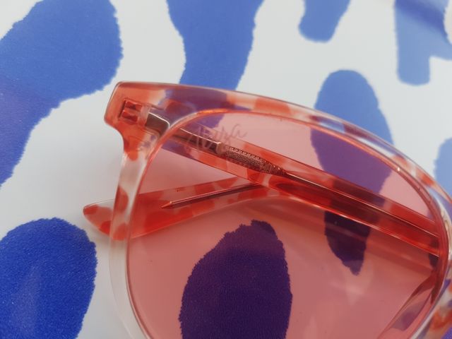 Occhiali da sole rossi trasparenti