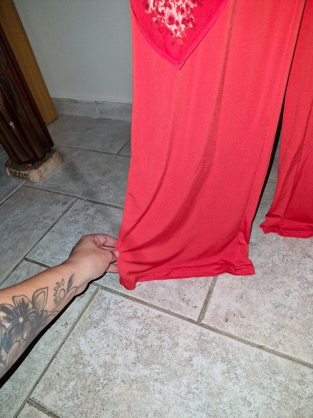 Tuta elegante rossa e bianca