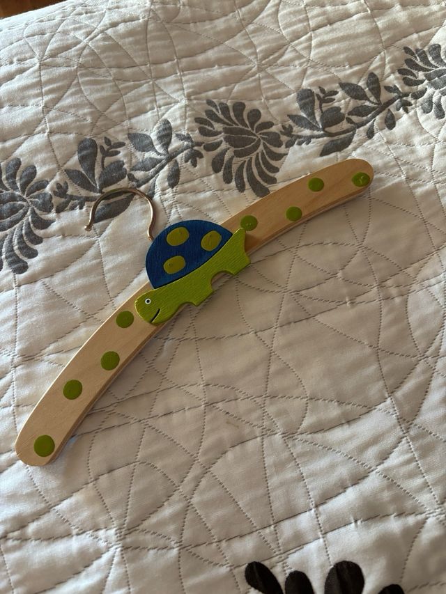 Percha infantil tortuga