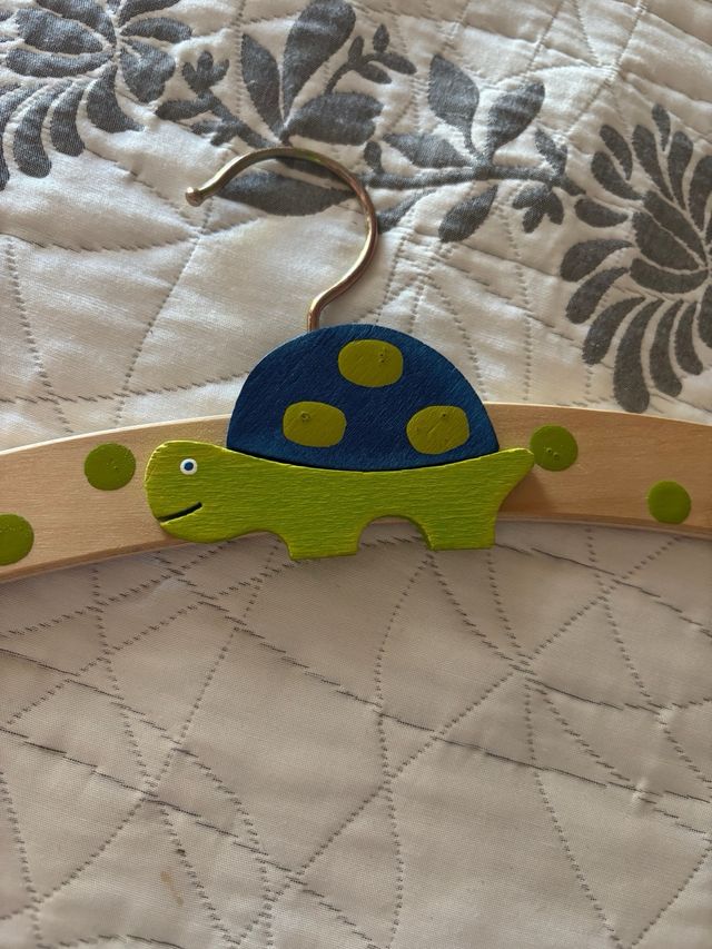 Percha infantil tortuga
