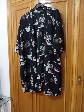 Kimono negro floral - bolsillos