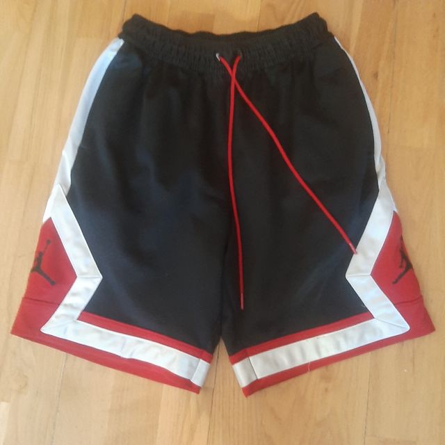 Pantalon corto Jordan negros y rojos talla S