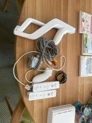 Wii + juegos, mandos , sensor y Skylanders.
