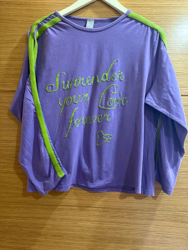 T-shirt viola con dettagli verdi