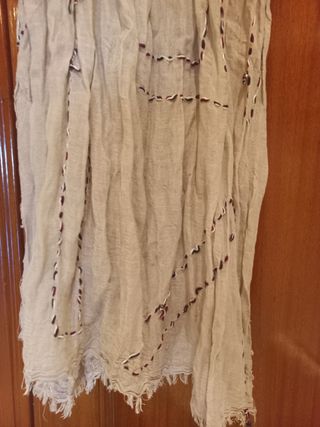 Pañuelo beige con detalles rojos
