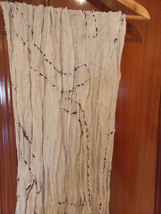 Pañuelo beige con detalles rojos