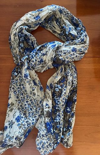 Pañuelo floral beige y azul