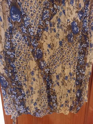 Pañuelo floral beige y azul