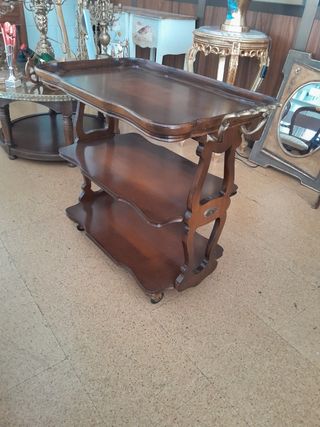 Mesa de servicio clásica de madera