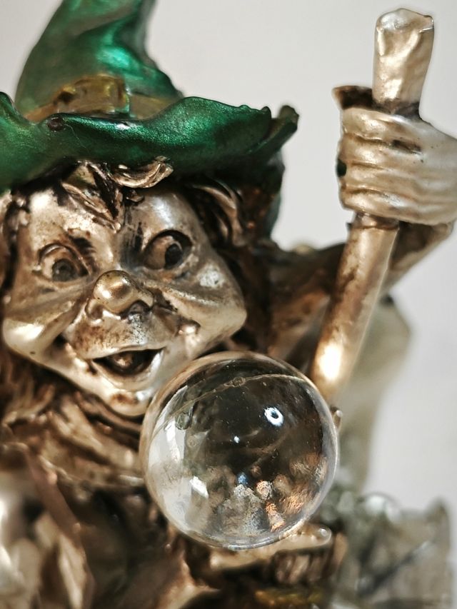 Gnomo Mago con Sfera di Cristallo