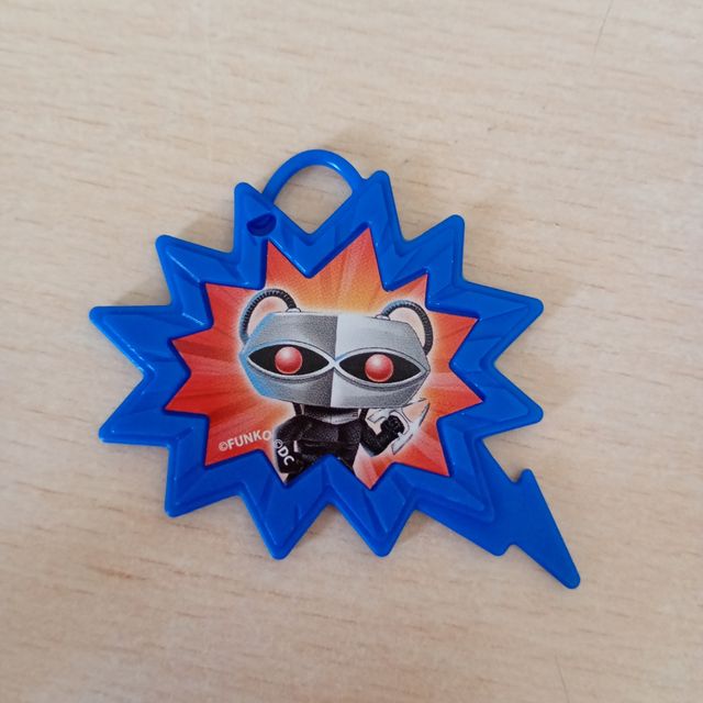 Llavero Manta Negra Kinder Joy DC Funko Pop