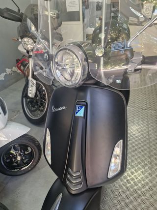 Vespa 50cc Scooter 2024 ( 1500km ) con accesorios