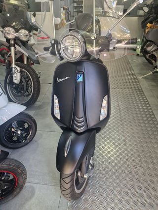 Vespa 50cc Scooter 2024 ( 1500km ) con accesorios