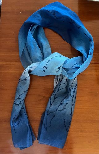 Pañuelo azul estampado