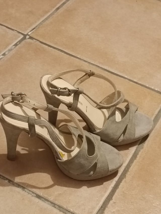 Sandali beige in camoscio