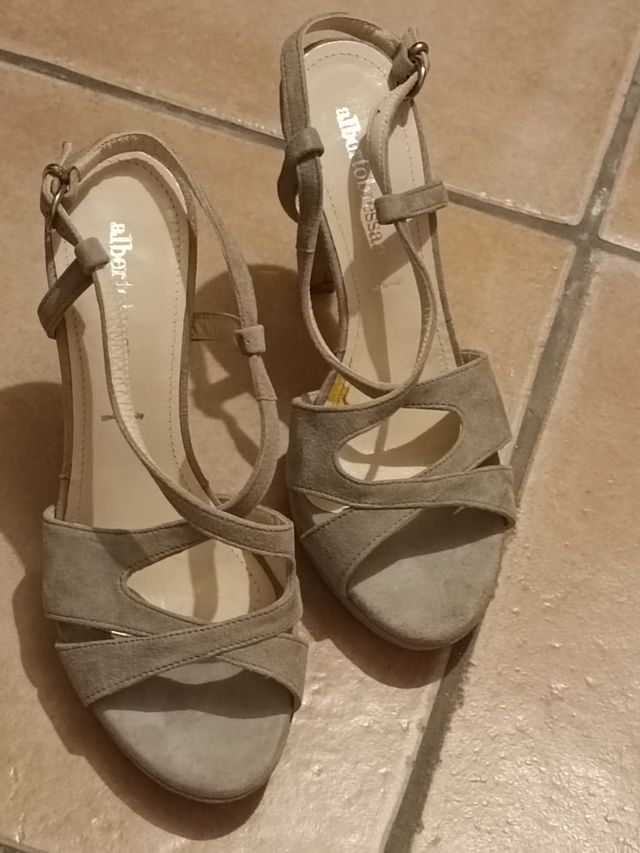 Sandali beige in camoscio