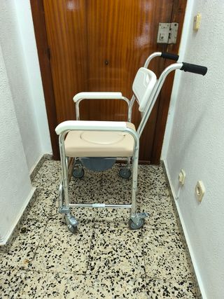 Silla de ruedas minusválidos para baño y ducha