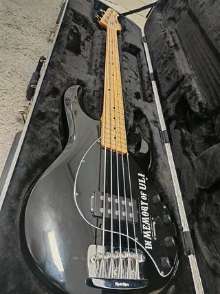 Bajo Musicman StingRay 5 cuerdas