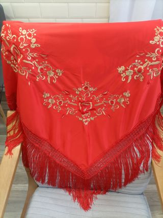 Mantón rojo bordado flamenco