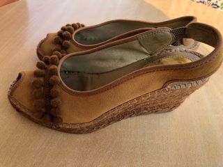 Sandalias cuña marrón