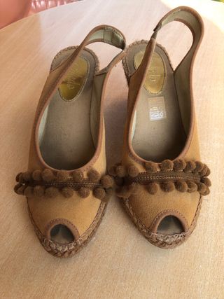 Sandalias cuña marrón