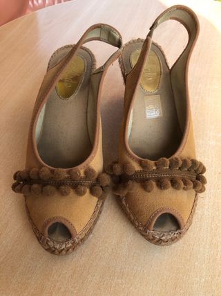 Sandalias cuña marrón