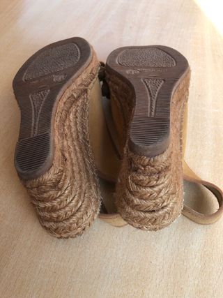 Sandalias cuña marrón
