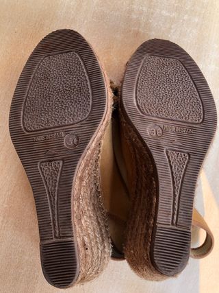 Sandalias cuña marrón