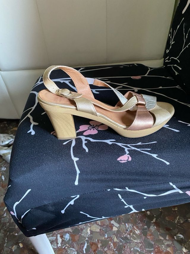 Sandalias beige y doradas elegantes