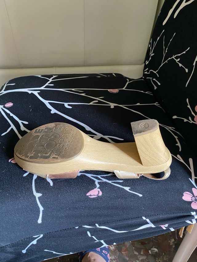 Sandalias beige y doradas elegantes