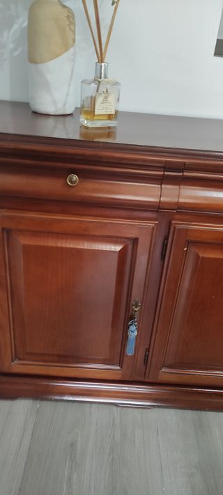 Mueblesclásicosmaderaaparadorvitrinamesasillas