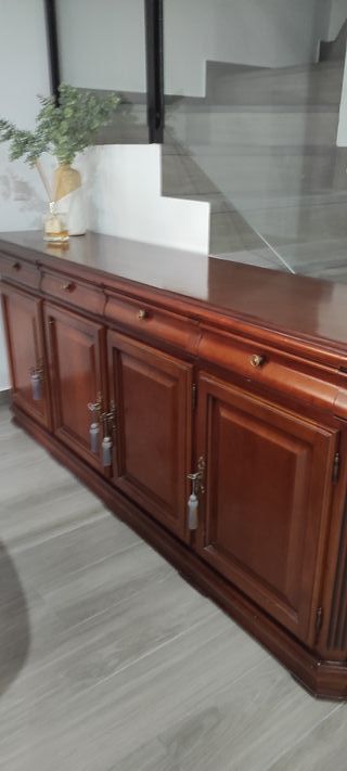 Mueblesclásicosmaderaaparadorvitrinamesasillas