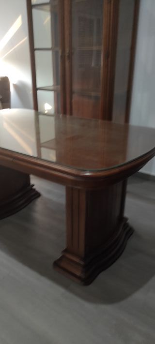 Mueblesclásicosmaderaaparadorvitrinamesasillas