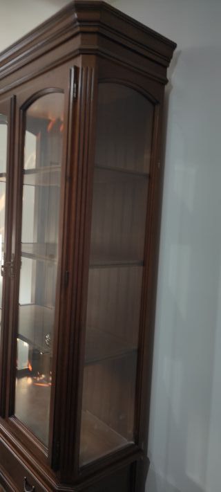 Mueblesclásicosmaderaaparadorvitrinamesasillas