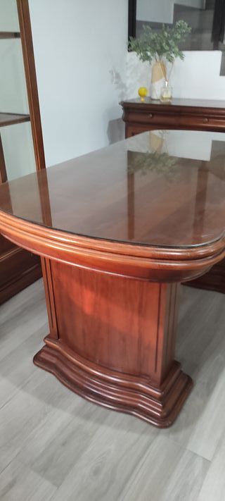 Mueblesclásicosmaderaaparadorvitrinamesasillas