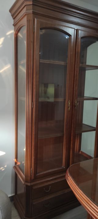 Mueblesclásicosmaderaaparadorvitrinamesasillas