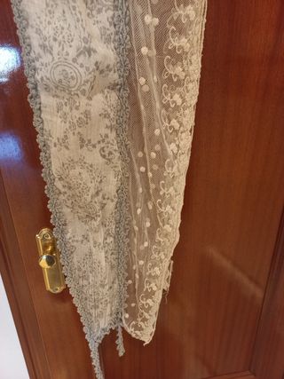 Pañuelo de encaje gris y blanco
