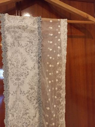 Pañuelo de encaje gris y blanco