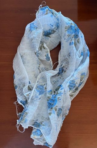 Pañuelo flores azul y blanco