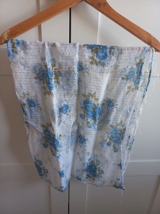 Pañuelo flores azul y blanco