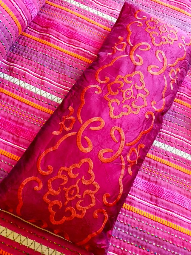 Cojín seda natural rectangular bordado.