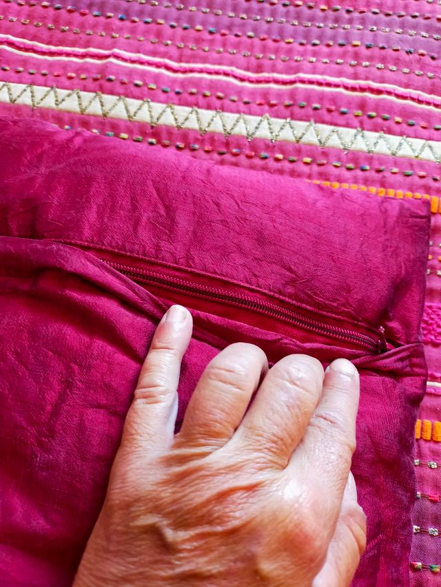 Cojín seda natural rectangular bordado.